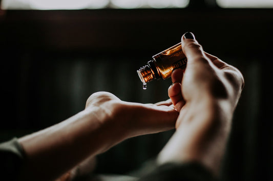Massage d'une articulation avec un mélange d'huiles essentielles diluées